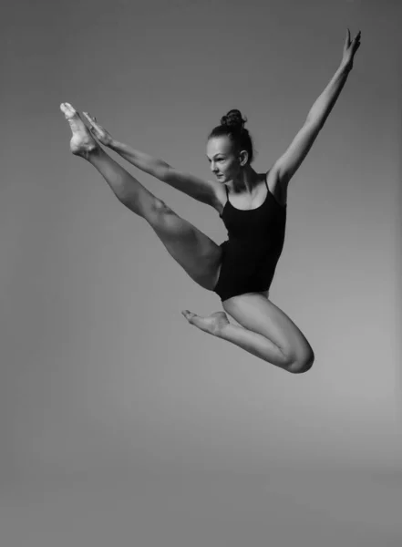 Gymnast Posing Jump Black Leotard Black White Photo — ストック写真