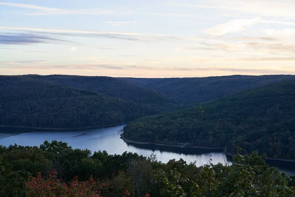 Färgsprakande Solnedgång Över Reservoaren Allegheny Nära Hösten — Stockfoto