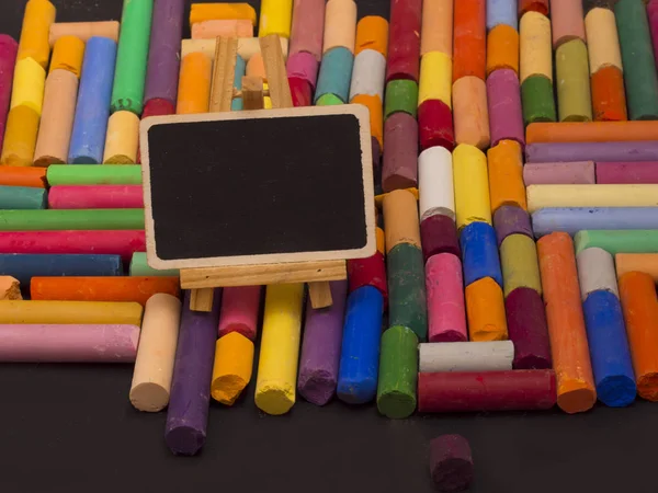 Geri Okul Kavramı Renkli Boya Kalemi Ile Yazı Tahtası — Stok fotoğraf