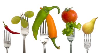 Diyet kavramı, sebze ve meyve üzerinde beyaz izole çatal