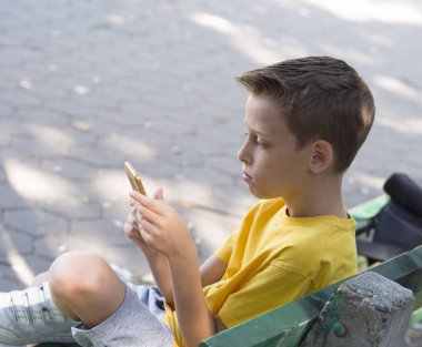 cep telefonu parkta çocukla