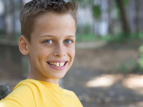 Glücklicher Junge Park Portrait — Stockfoto