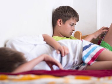 onların cihazlarda video oyunları oynarken çocuklar (kardeşler)