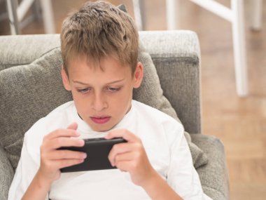 cep telefonuna bakan çocuk