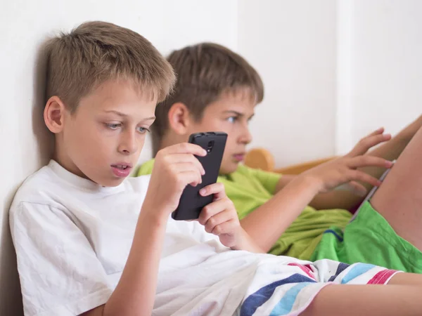 Meninos Irmãos Jogando Jogos Vídeo Seus Dispositivos — Fotografia de Stock