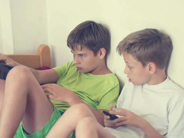 Meninos Irmãos Jogando Jogos Vídeo Seus Dispositivos — Fotografia de Stock