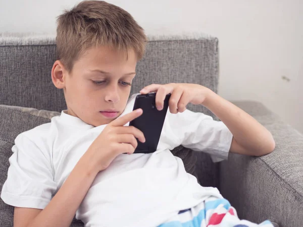 Jongen Zijn Mobiele Telefoon Staren — Stockfoto