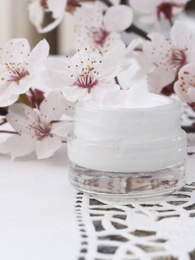 Güzellik ürünü, bahar çiçekleri kavram olarak taze