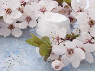 Güzellik ürünü, bahar çiçekleri kavram olarak taze