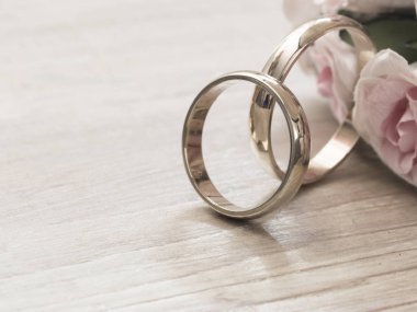 Altın alyans zarif aranjman, aşk kavramı