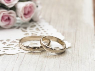 Altın alyans zarif aranjman, aşk kavramı