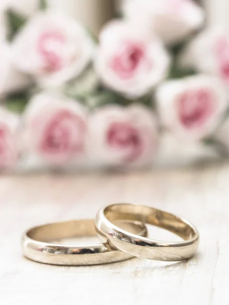 Χρυσά Γαμήλια Δαχτυλίδια Κομψή Ρύθμιση Έννοια Αγάπης — Φωτογραφία Αρχείου