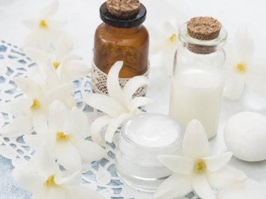 Doğal kozmetik, bahar çiçekleri kavram olarak taze