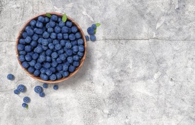 3D render. Ahşap kase tam yaban mersini beton masada.