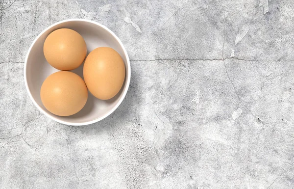 Vykreslení Ful Bílé Keramické Mísy Vajec Kladen Konkrétní Stůl — Stock fotografie