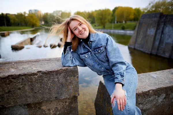 Krásný Portrét Zrzky Let Skandinávský Teenager Dívka Džínách Parku Jezera — Stock fotografie