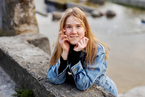 Mooi Portret Van Een Jaren Roodharige Scandinavische Tiener Meisje Jeans — Stockfoto