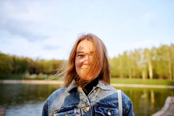 Hermoso Retrato Cerca Una Adolescente Pelirroja Jeans Los Parque Cerca — Foto de Stock