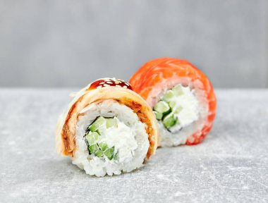 Klasik Philadelphia 'dan 2 dilim taze somon ve yılan balığı, salatalık..