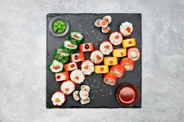 Set Sushi Pesce Fresco Con Contorni Tavola Grafite Nera Sfondo — Foto Stock