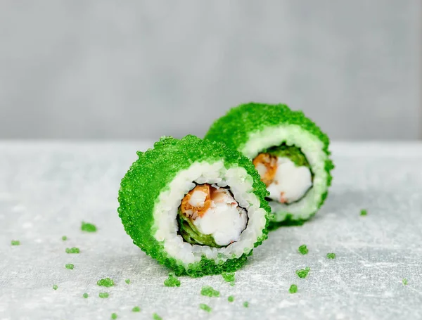 Fatias Rolo Uramaki Com Camarão Frito Queijo Repolho Caviar Verde — Fotografia de Stock