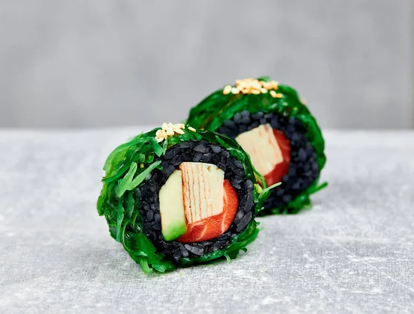 Rebanadas Sushi Roll Uramaki Con Arroz Negro Aguacate Salmón Chuka — Foto de Stock
