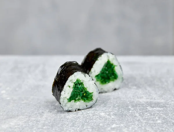 Zwei Scheiben Mini Sushi Rolle Maki Mit Chuka — Stockfoto