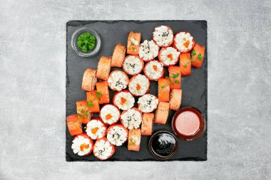 Philadelphia klasiğini farklı dolgu ve peynir kapaklarıyla soslu ayarla..