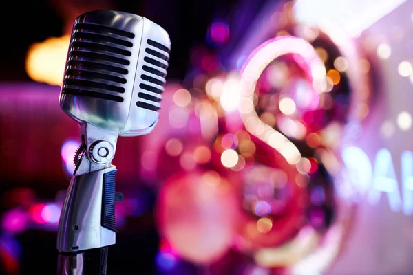 Vintage Mikrofon Fioletowym Tle Karaoke Nocy — Zdjęcie stockowe