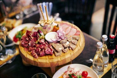 Oktoberfest restoranında kırsal yemekler ve atıştırmalıklar.