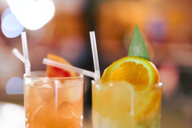 Restorandaki akşam terasında turunçgil ile kokteyller..