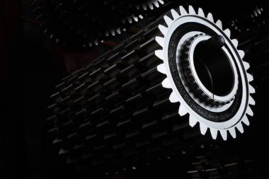 Koyu arkaplanda güzel büyük metal dişliler..