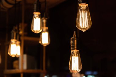 Sıcak ışık Edison ampul. Cafe iç öğeleri
