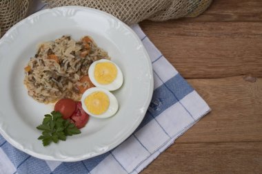 Arroz carreteiro, Brezilyalı bir tabak tabak güzel. Beraberlik et ve havuç, haşlanmış yumurta ve domates ahşap tablo üstten görünüm içindeki pilav 