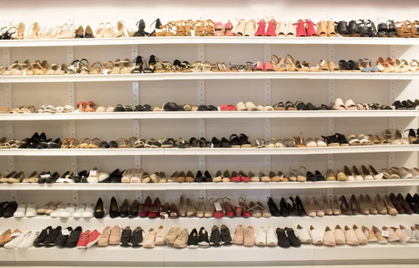 Bir ayakkabıcıda içinde. Ayakkabı, çizme ve sandal ile alışveriş merkezi. Bulanık odak