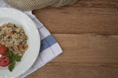 Top healhy gıda ile bir tabak görünümünü: Pirinç havuç ve et, haşlanmış yumurta ve domates salatası ile