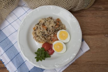 Top healhy gıda ile bir tabak görünümünü: Pirinç havuç ve et, haşlanmış yumurta ve domates salatası ile
