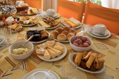 Serra Gacha 'da bir masa dolusu lezzetli yemek, Cafe Colonial olarak bilinir. 