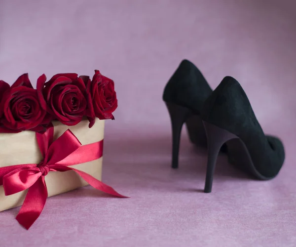 Чорне Оксамитове Жіноче Взуття Коробка Червоною Стрічкою Три Червоні Троянди — стокове фото