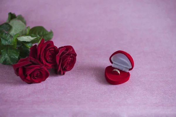 Rosas Rojas Flores Caja Regalo Para Anillo Abierto Sobre Fondo —  Fotos de Stock