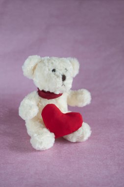 oyuncak kutup ayısı kırmızı kalpli kumaştan mamül