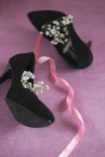 Scarpe Velluto Nero Delle Donne Con Fiori Bianchi Sfondo Rosa — Foto Stock