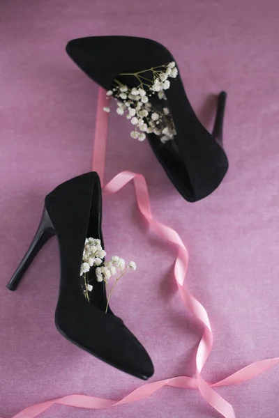 Women Black Velvet Shoes White Flowers Pink Background — Stock Photo, Image