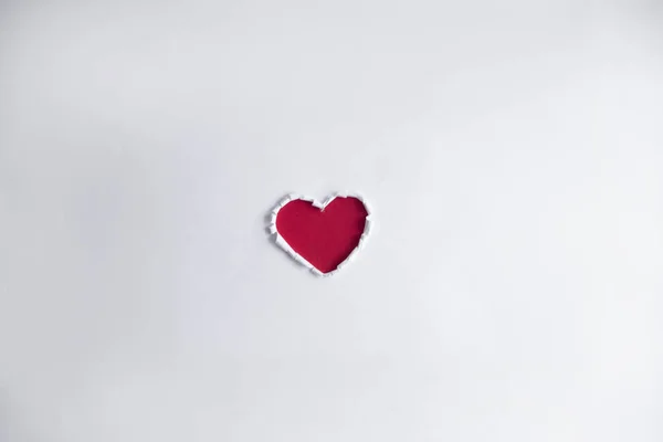Papel Branco Rasgado Nas Bordas Coração Vermelho Coração Vermelho Fundo — Fotografia de Stock