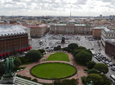 St. Petersburg şehir St. Isaac'ın sütunlu güzel görünümü üzerinde. Rusya