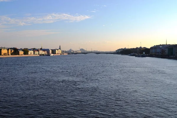 Bir Nehir Neva Saint Petersburg Güzel Gökyüzü Üzerinde Seyir — Stok fotoğraf