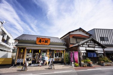 Chiba Japonya - 26 Mart 2018: Hanazakicho bölge, popüler turist Naritasan Omotesando yürüyüş yolu olan bir dükkan. Ünlü restoran ve varış noktası değil Naritasan Shinshoji tapınağa hürmet.