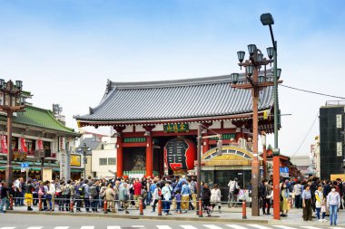 Tokyo Japonya - 27 Mart 2018: Sensoji Tapınağı Asakusa mahalle, turistler için nimet hürmet çok mutluyuz. Bu alan çok sayıda mağaza ve alışveriş merkezi vardır. Tokyo biri gidilecek yerler.