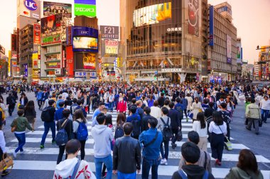 Tokyo Japonya - 29 Mart 2018: Shibuya mahalle, tanımlanamayan turistler bu alan pek çok dükkan tam alışveriş ve restoran vardır geçmiş yürümek. Tokyo'nun görülmesi gereken biri gidilecek yerler.