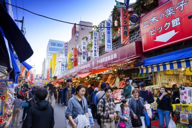 Tokyo Japonya - 30 Mart 2018: Ameyoko çarşı mahalle, geçmiş bu alan pek çok dükkan tam alışveriş ve restoran vardır tanımlanamayan turist yürümek. Tokyo'nun görülmesi gereken biri gidilecek yerler.